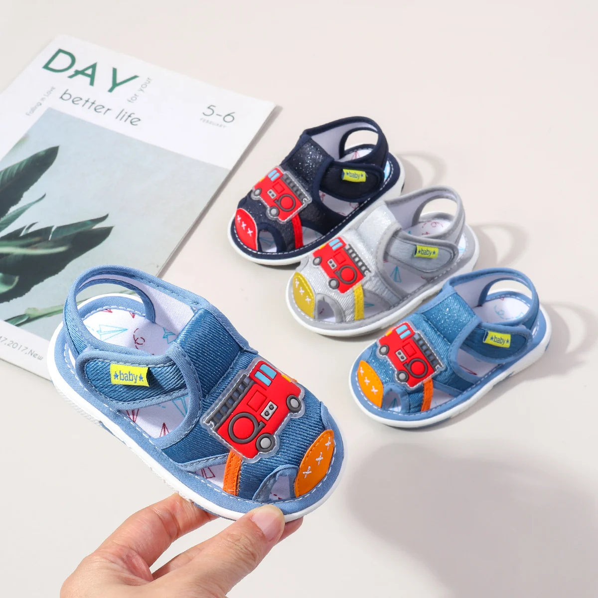 Chaussures d'été grinçantes pour bébés filles et garçons, chaussures de marche d'intérieur et d'extérieur de haute qualité avec TPR, tendance 2025