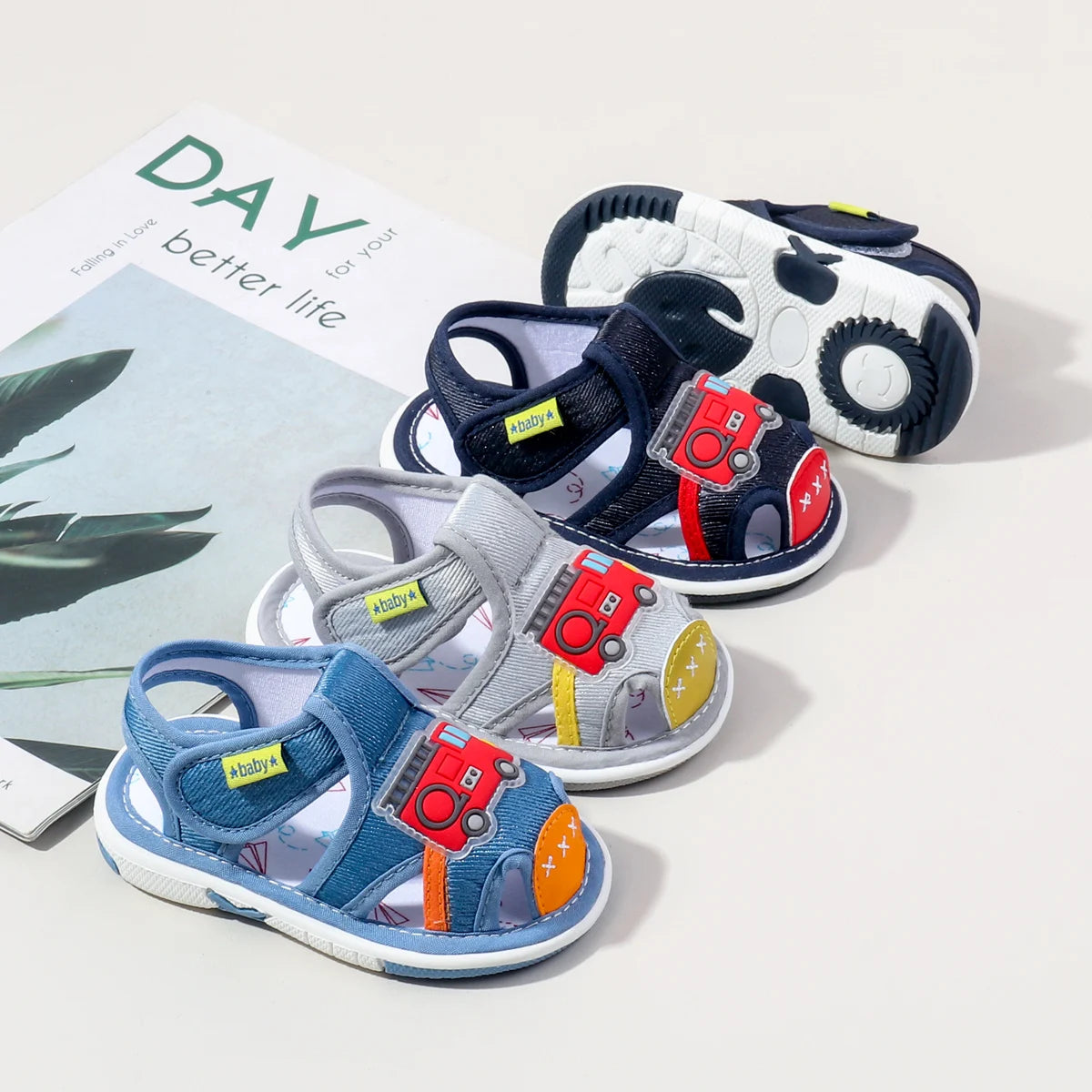 Chaussures d'été grinçantes pour bébés filles et garçons, chaussures de marche d'intérieur et d'extérieur de haute qualité avec TPR, tendance 2025