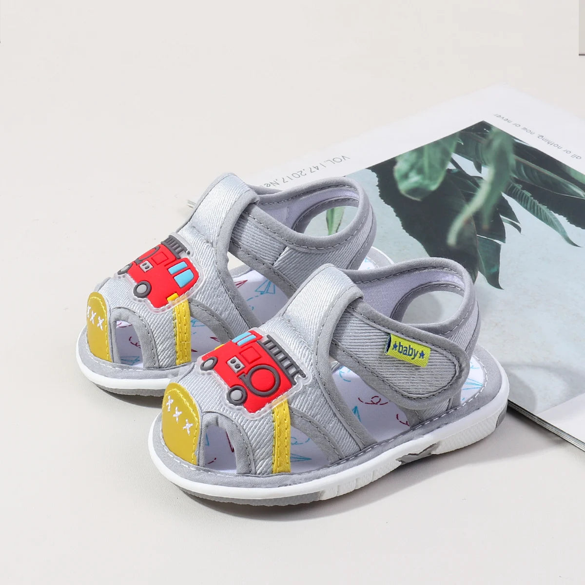 Chaussures d'été grinçantes pour bébés filles et garçons, chaussures de marche d'intérieur et d'extérieur de haute qualité avec TPR, tendance 2025