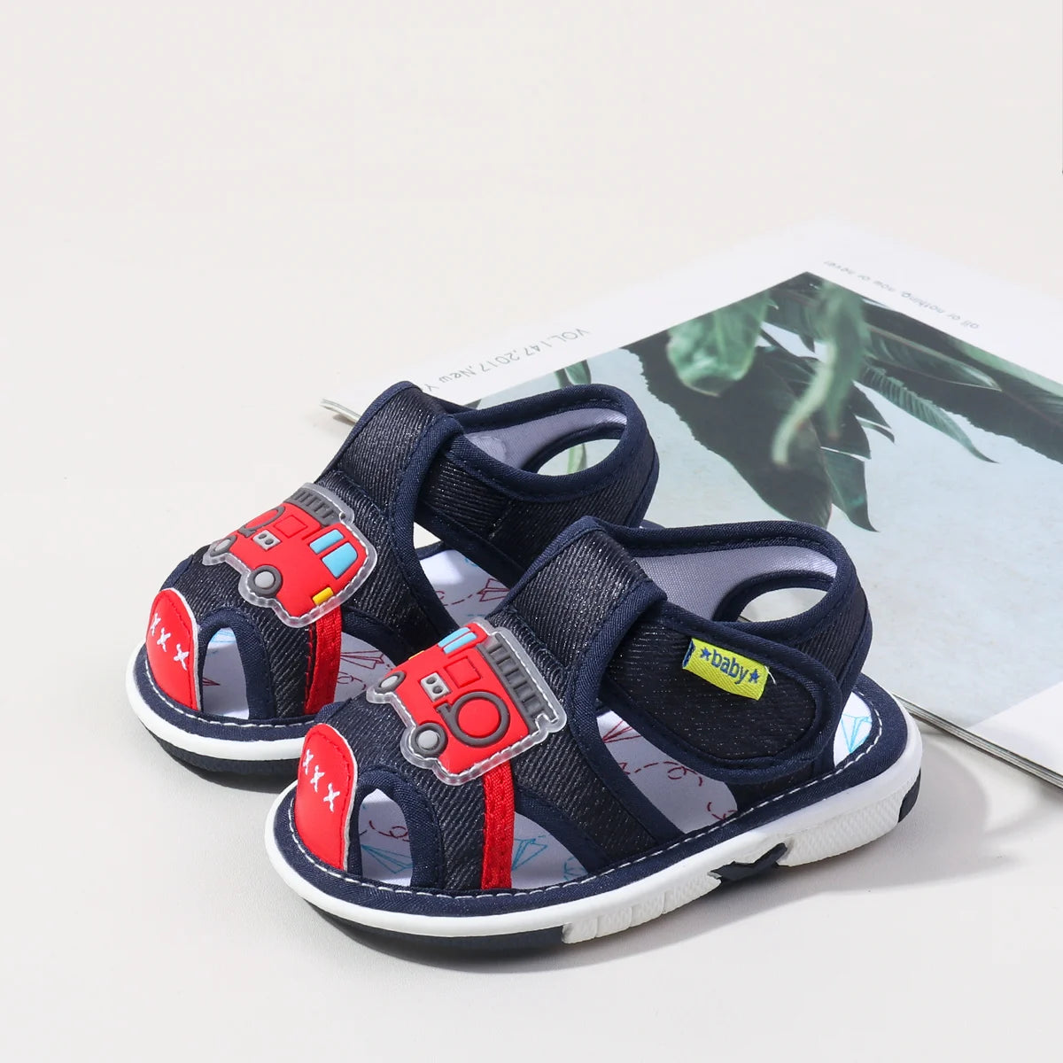 Chaussures d'été grinçantes pour bébés filles et garçons, chaussures de marche d'intérieur et d'extérieur de haute qualité avec TPR, tendance 2025