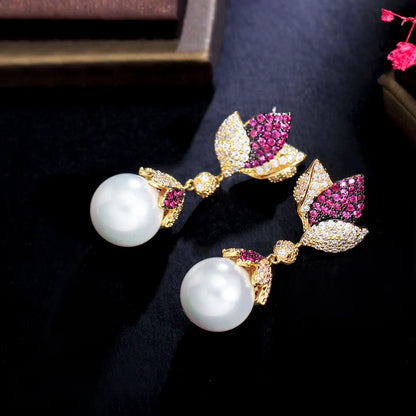 CWWZircons Boucles d'oreilles élégantes et charmantes en zircon cubique rouge serti de pierres en forme de feuille, longues et perlées, pour femmes, cadeaux de fiançailles, CZ462