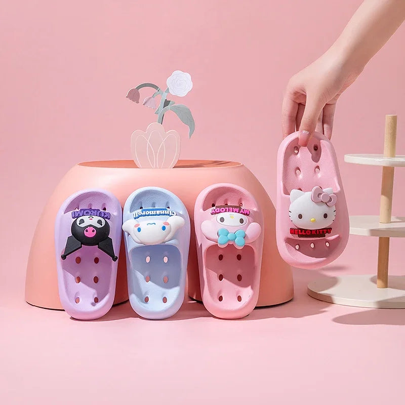 Sanrio Kuromi Sandales d'été mignonnes pour enfants, pantoufles souples d'intérieur et d'extérieur, séchage rapide, semelle antidérapante, dessin animé, cadeau pour filles et garçons