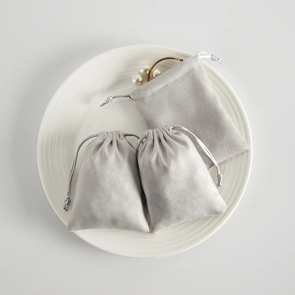 Lot de 10 pochettes en velours à cordon coulissant en flanelle grise pour bijoux, trousses de maquillage, pochettes cadeaux chics pour mariage