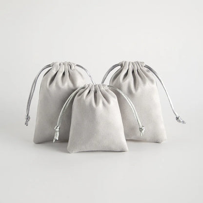 Lot de 10 pochettes en velours à cordon coulissant en flanelle grise pour bijoux, trousses de maquillage, pochettes cadeaux chics pour mariage