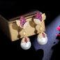 CWWZircons Boucles d'oreilles élégantes et charmantes en zircon cubique rouge serti de pierres en forme de feuille, longues et perlées, pour femmes, cadeaux de fiançailles, CZ462