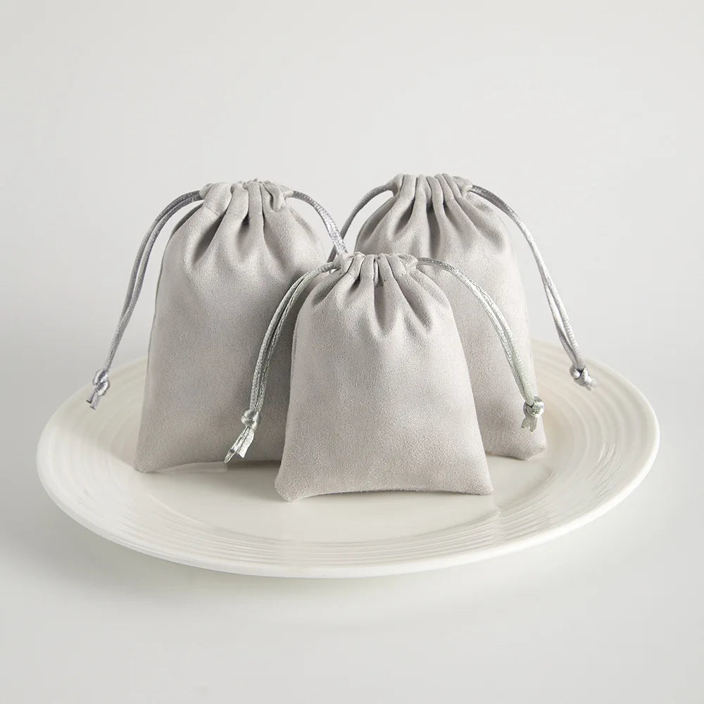 Lot de 10 pochettes en velours à cordon coulissant en flanelle grise pour bijoux, trousses de maquillage, pochettes cadeaux chics pour mariage
