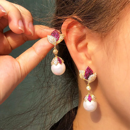 CWWZircons Boucles d'oreilles élégantes et charmantes en zircon cubique rouge serti de pierres en forme de feuille, longues et perlées, pour femmes, cadeaux de fiançailles, CZ462